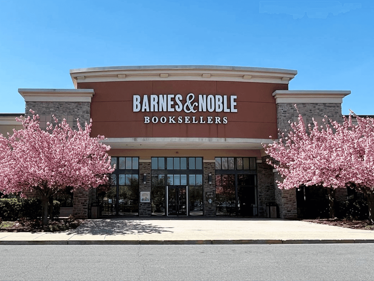Barnes & Noble — Free LEGO Witch & Broom Halloween Build Event