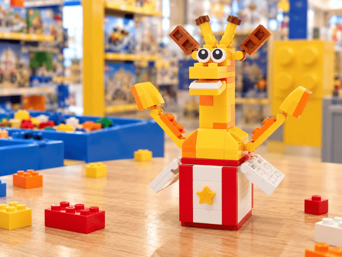 Toys R Us — Free LEGO Geoffrey Build Event